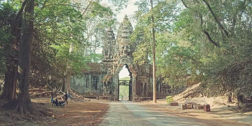 1-Day private Angkor Temple Tour from Siem Reap - Tonle Om Gate and Bayon: going from stone patterns to smiling faces