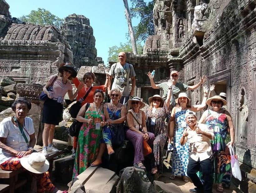 1-Day Trip to Angkor Wat with a Private or Shared Guide in Spanish - Victory Gate and the photo-stop mindset
