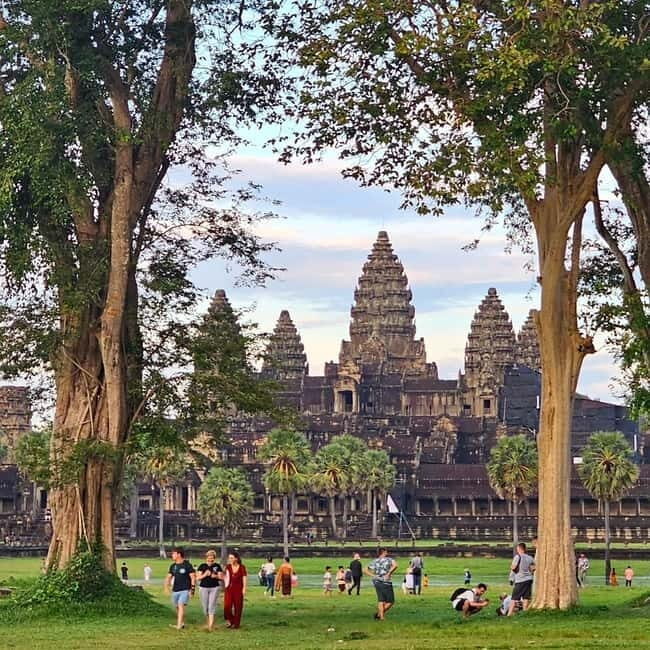 1-Day Trip to Angkor Wat with a Private or Shared Guide in Spanish - Bayon Temple: the guided impact of the smiles
