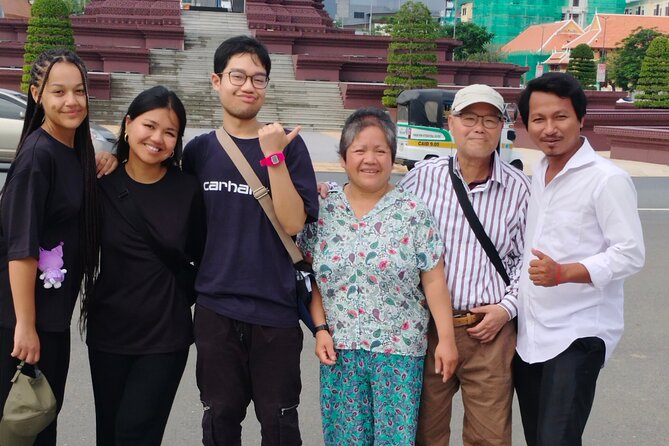 10 Stop Phnom Penh Tour by Tuk-Tuk, includes S21 & Killing Fields - Wat Ounalom and Wat Phnom: two important temples in very different settings