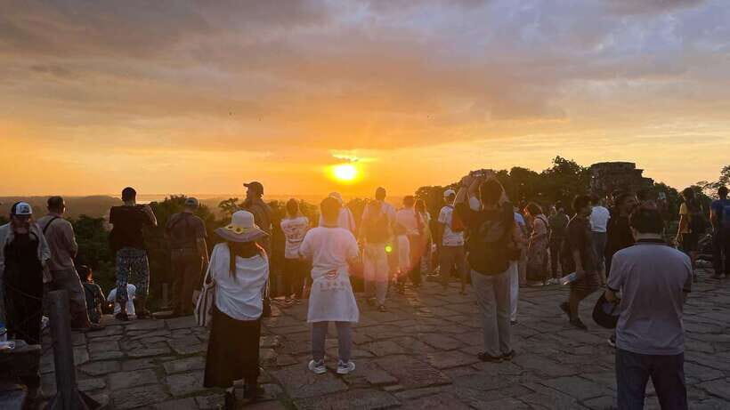 2-Day: Angkor Temple Treasures and Unique Floating Lifestyle - Bakheng Mountain sunset: why the view is worth the effort