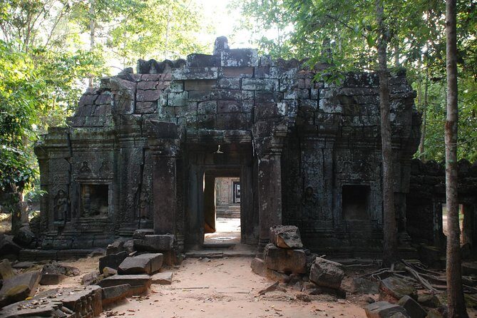 2-Day Angkor Wat & Tonle Sap Tour - Banteay Srei: the pink ladies temple stop