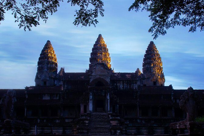 2-Day Angkor Wat Tour - Day 1: Angkor Thom and Angkor Wat without the fluff