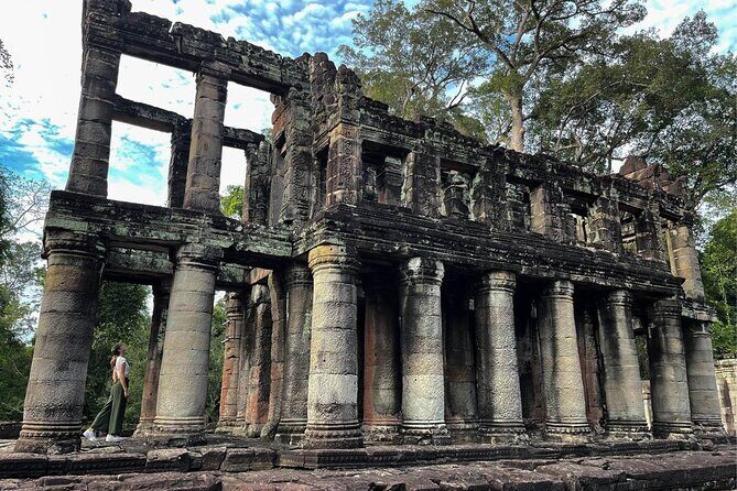 2-Day Angkor Wat Tour with Banteay Srei and Floating Village - Tonle Sap and Kampong Phluk: a floating village visit with real daily life