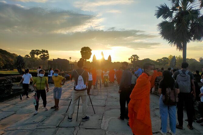2-Day tour with sunrise - Tickets, food, and staying sane in Angkor heat