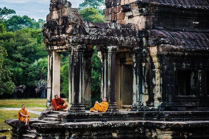 2-Days Tour (The Best Historical of Khmer Empire) - Day 1: Angkor Thom’s royal loop and Banteay Srei’s delicate carving