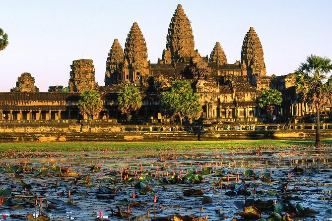 4-Day Tour from Siem Reap to Phnom Penh - Day 2 at Angkor: Angkor Thom south gate, Bayon, Ta Prohm, and Angkor Wat