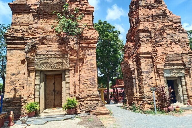 A Day Trip to Angkor Wat, Bayon, Taprohm from Phnom Penh - Srah Srang break: your lunch/coffee window and why it matters