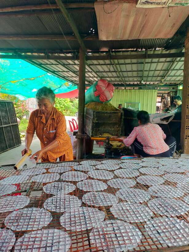 A Day TukTuk Handicrafts Bambootrain Killing&BatCaves,Sunset - Wat Samrong Knong and the brick stupa: why this temple stop is unforgettable