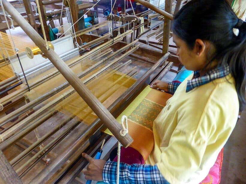 Angkor Silk Farm & Lotus Silk Farm: Siem Reap Discovery Tour - Boutique browsing: buy with context, not just impulse