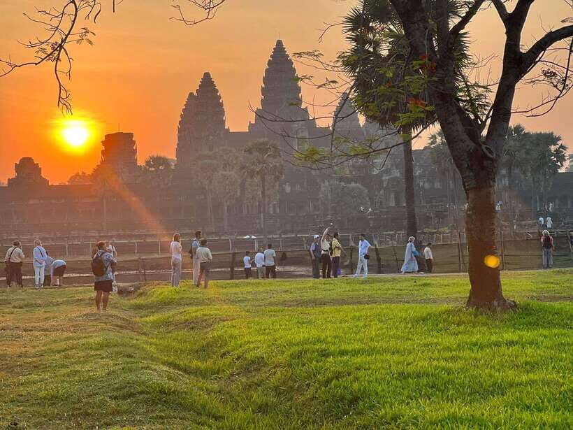 Angkor Wat 2-Day complex Sun rise & Sun set with Guided Tour - Should You Book This Angkor Wat 2-Day Sunrise and Sunset Tour?