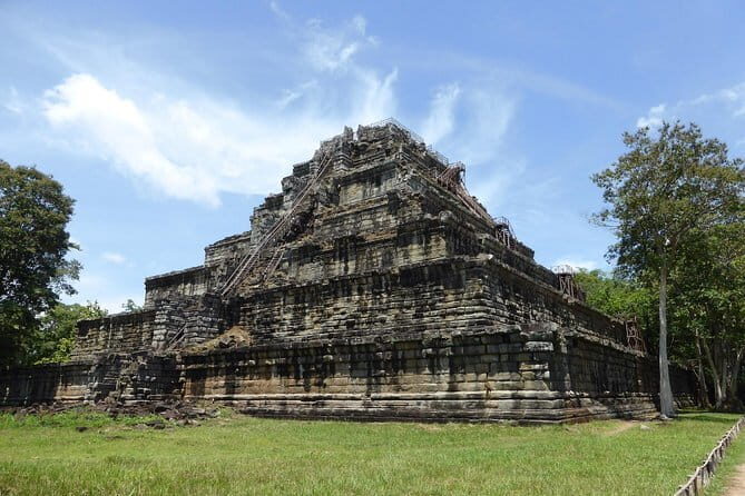 Angkor Wat Cycling Tour - Bayon Temple and the 54 towers around Angkor Thom