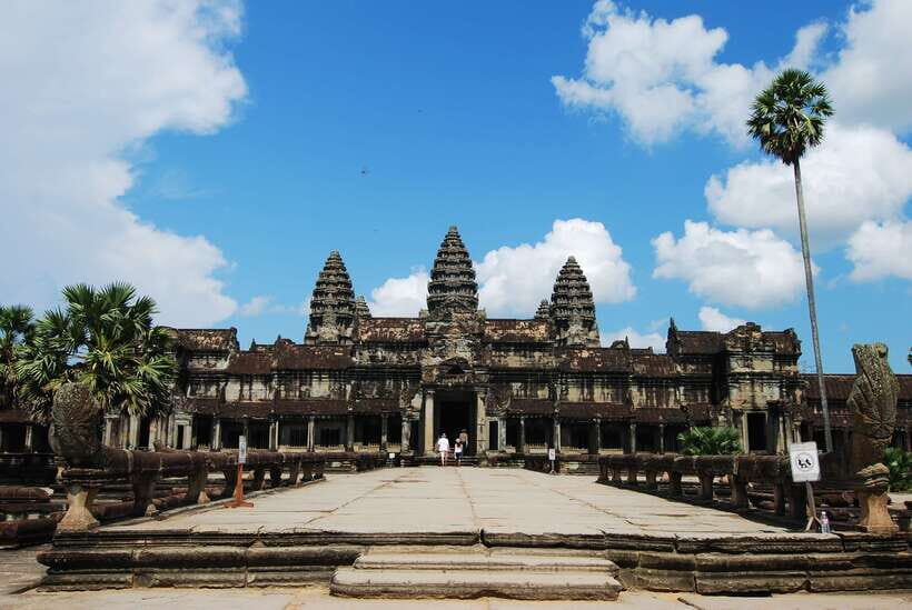 Angkor Wat Full-Day Private Tour with Sunset - Angkor Thom and Bayon: the smiling faces at the center