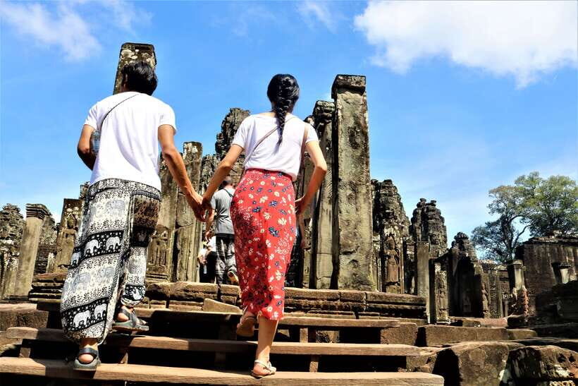 Angkor Wat: Full-Day Temples Small Group Tour - Food and the heat: how the day stays comfortable