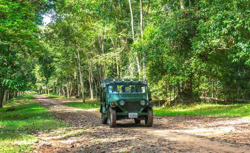 Angkor Wat: Guided Jeep Tour Inclusive lunch at local house - Angkor Thom through the elephant-and-face gate