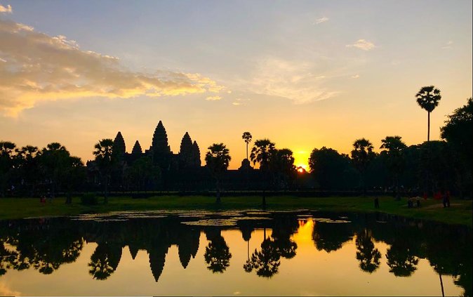 Angkor Wat Highlights and Sunrise Guided Tour from Siem Reap - Bayon Temple and Angkor Thom South Gate: The Faces That Freeze Time