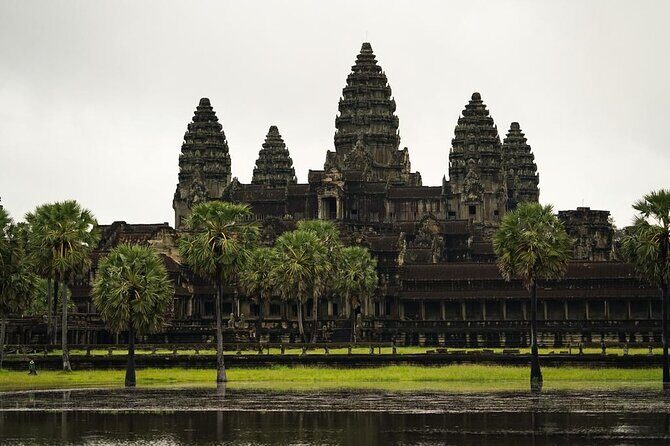 Angkor Wat Sunrise Experience – Ultimate 1-Day Guided Temple Tour - Stop 1: Angkor Wat sunrise and the guide-led walkthrough