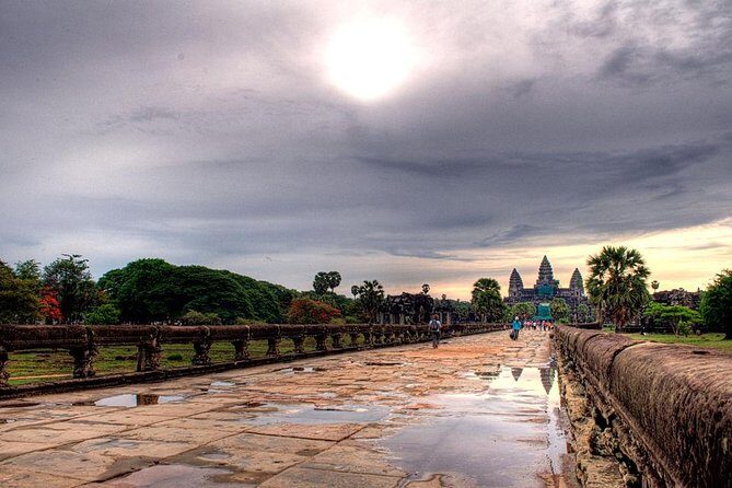 Angkor Wat Sunset Tour - Phnom Bakheng: your sunset payoff on the mountain top
