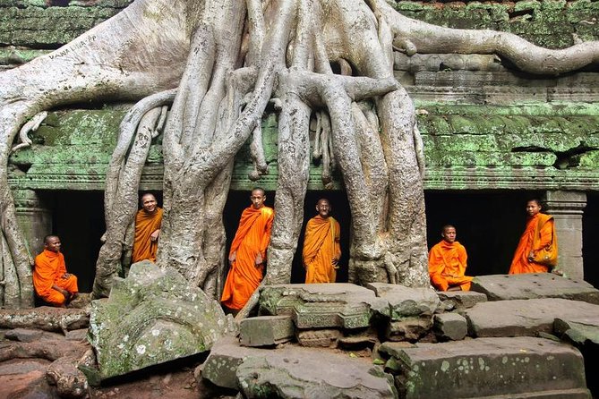Angkor Wat Temples Tour with Entrance Ticket and Lunch - Angkor Thom: fortified city vibes from the South Gate