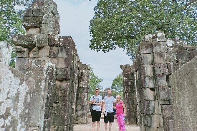 Banteay Srei and Grand Circuit Heritage Tour from Siem Reap - Phnom Bakheng Sunset: The Payoff View (Even When Cloud Shows Up)