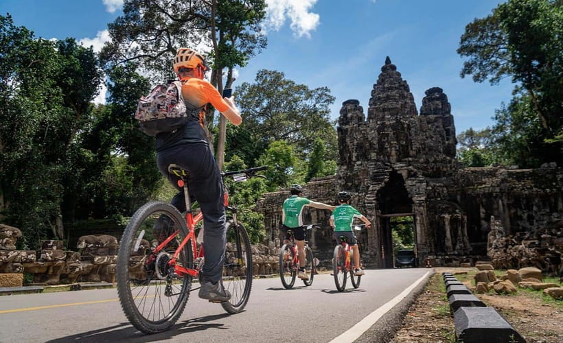 Cycle Angkor Backroad Bike Tour / E-Bike or Tuk Tuk - Angkor Wat late afternoon: the calm version of the world’s biggest temple