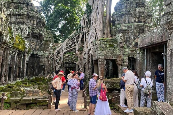 Exclusive Angkor temples and Small group temples tours - Stop 3: Bayon Temple (the faces and the late-12th/early-13th story)