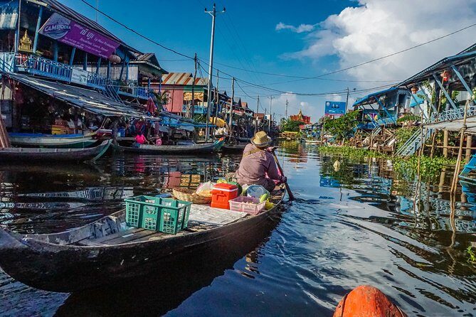 Explore The Kampong Pluk Floating Village - Boat along the village edges: the best way to feel the lake