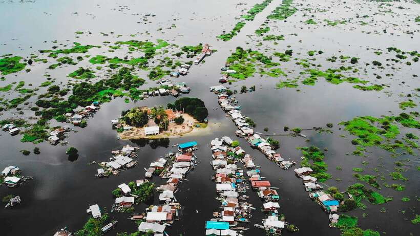 Floating Village and Tonlé Sap Sunset Tour - Talking with a family: how the guide turns a photo stop into a conversation