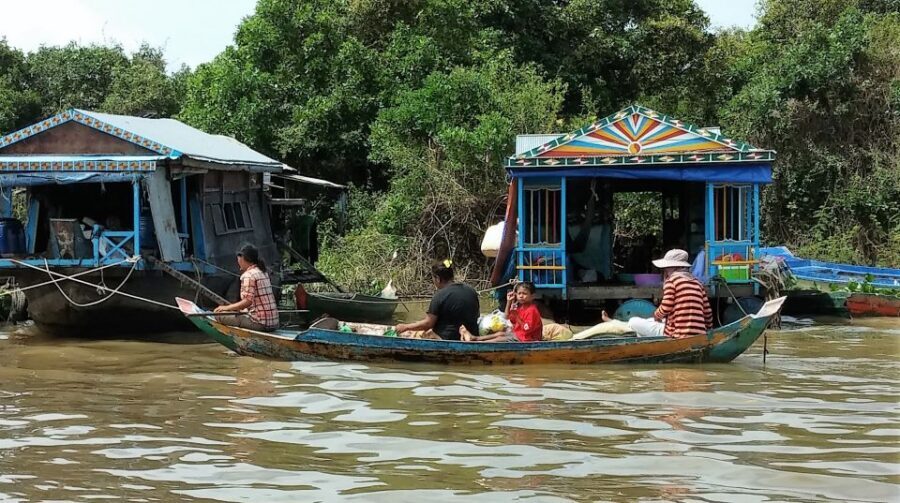 Floating Village-Mangroves Forest Tonle Sap Lake Boat Tour - Kampong Phluk by boat: getting to the village without rushing it