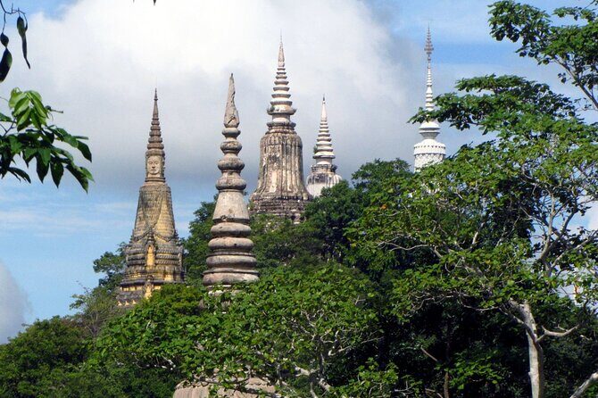( Free eSim) Oudong Mountain Full Day Tour - From Phnom Penh - Entering Oudong Temple: what you’ll see on the hill