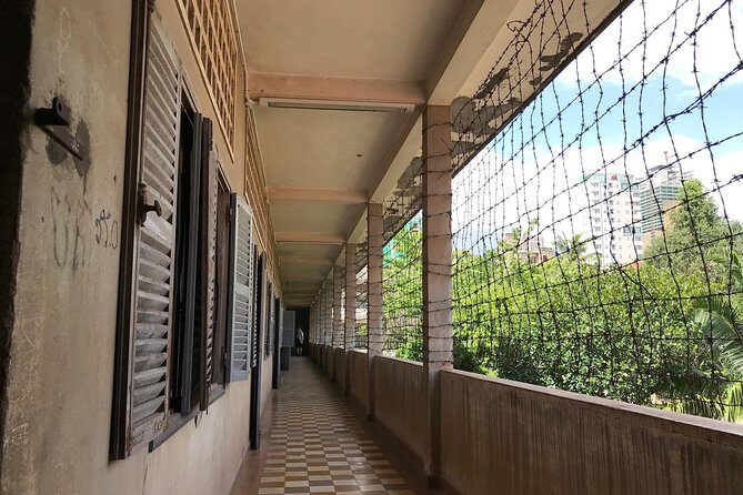 ( Free eSim) Phnom Penh Historical Full Day Tour - First stop: Central Market (Phsar Thmey) for souvenirs and a 1937 landmark