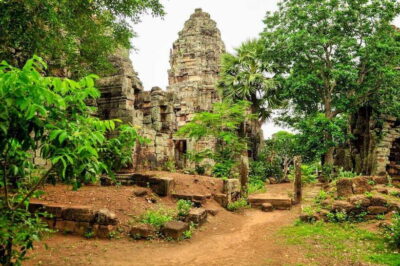Full-day: Original bamboo train, Wat Banan, Phnom Sampov - City stops that set the mood: provincial hall, shrine, and town landmarks