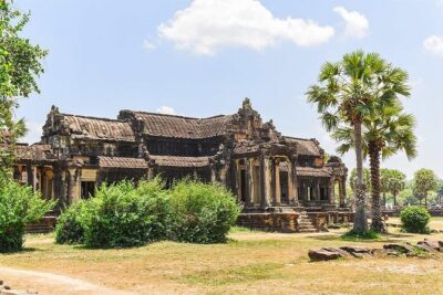 Full-Day Temples of Angkor Small Group Tour - Angkor Wat: Sunrise Energy, Stone Passages, and Apsara Details