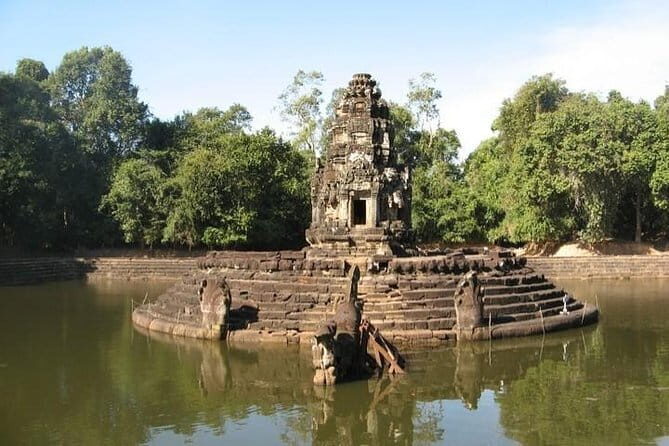 Half-Day Preah Khan and Neak Pean Temples from Siem Reap - Neak Pean’s rainy-season mood: a temple that feels like an island