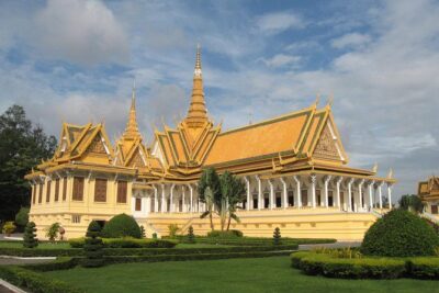 Half-Day Royal Palace, Wat Phnom & Independence Monument Tour - Wat Phnom: the hilltop origin story in one hour