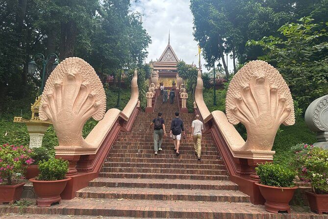 Half Day Tour to Royal Palace, Wat Phnom & Independent Monument - Wat Phnom on the hill: Daun Penh’s 1372 story