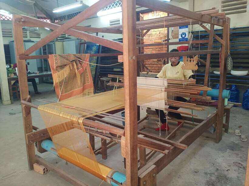 Half Day Trip: Silk Farm, Satcha, and Senteur d'Angkor Tour - Angkor Silk Farm: from mulberry to woven silk