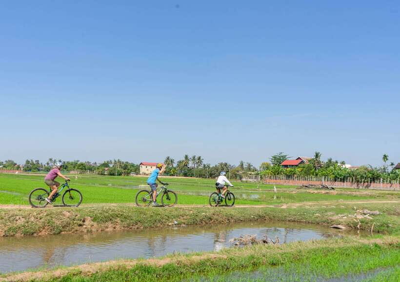 Kampong Phluk: Floating Village Sunset Bike Tour or E-Bike - Lunch at a Homestay: Regional Flavors in Real Seating Arrangements