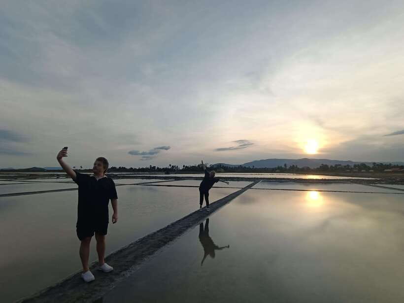 Kampot: Full-day Countryside Tour with Pepper Farm and Kep - La Plantation pepper tour: tasting what you’re learning