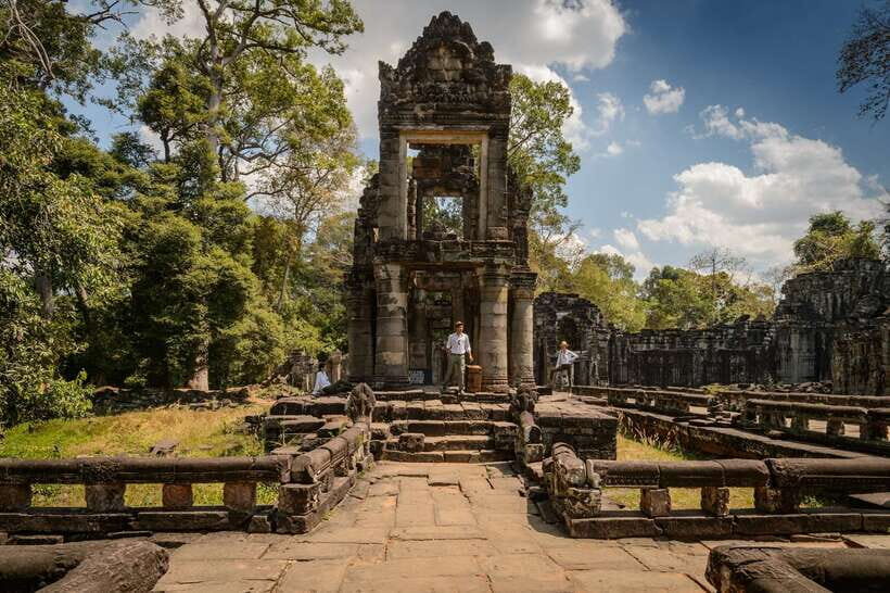 Kbal Spean Trekking Tour with Banteay Srei & Landmine Museum - Banteay Samre: a 40-minute temple pause with scenery on the way