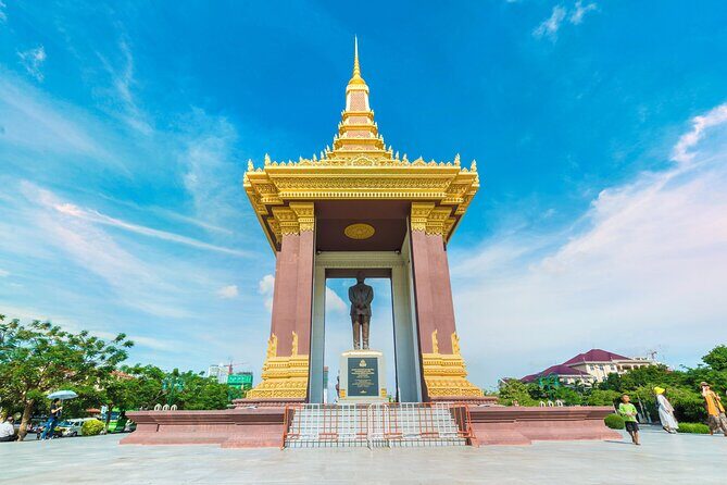 Koh Dach Silk Island and Phnom Penh Full Day Private Tour - Mekong ferry ride: a calmer link between island life and the city