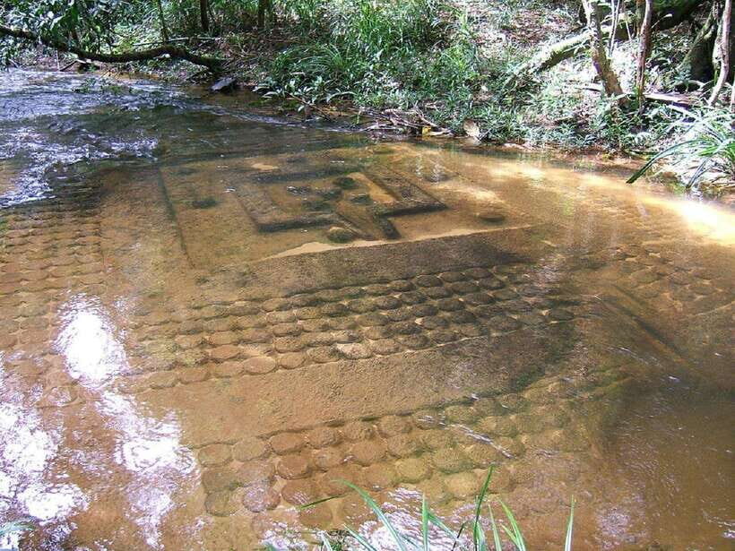 Kulen Mountain Waterfall Tour - Wat Preah Ang Thom: Reclining Buddha and a temple walk that makes the day click