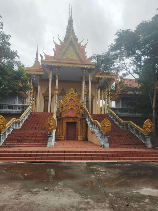Morning Tuk tuk: City, Handicrafts, Killing field, Temples - Ek Phnom Temples: a 25m giant Buddha plus 1991 and 11th-century ruins