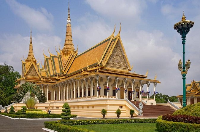 MotoGirl - Day Tour - Wat Phnom: the city’s oldest religious landmark