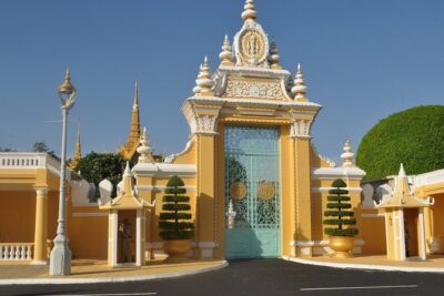 One Day Private Guide Tours History in Phnom Penh Incl. admission - Royal Palace and Silver Pagoda: royal splendor with a clear reason to care