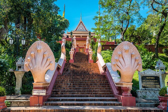 One Day Private Guide Tours History in Phnom Penh Incl. admission - The dark chapters: Choeung Ek Genocidal Center and Tuol Sleng