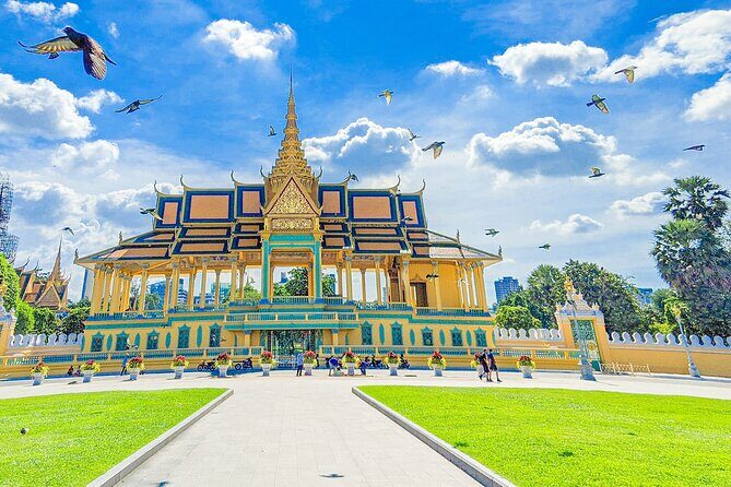 Oudong Mountain and Phnom Penh Full Day Private Tour - Wat Ounalom and the Older Buddhist Side of Phnom Penh