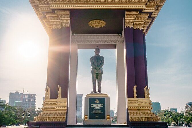 Phnom Pehn City Must See Highlight Guided Tour - A quick lap at Independence Monument (and why you’ll appreciate the pause)