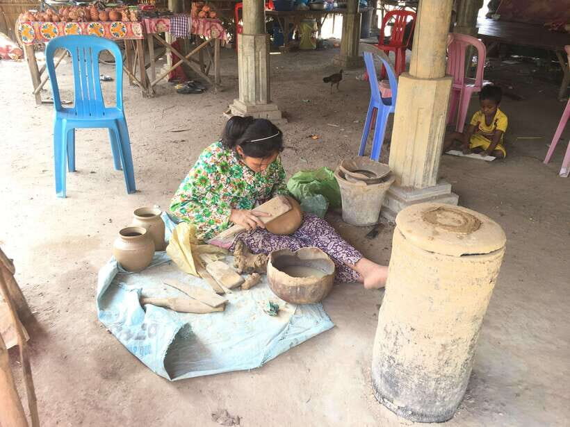 Phnom Penh - Battambang Transfer Plus Stop Sightseeing - Oudong Mountain and the Royal Necropolis: stairs, temples, and serious Khmer-era atmosphere
