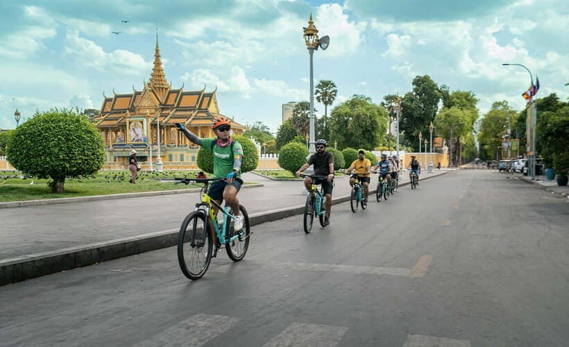 Phnom Penh: Bike & Boat Tour / E-Bike Available - The café break that turns into a momentum reset